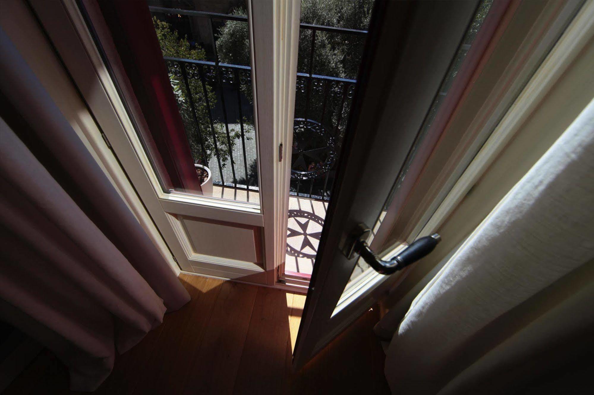 Hotel Cort Palma de Mallorca Exterior foto The balcony of a room in the hotel